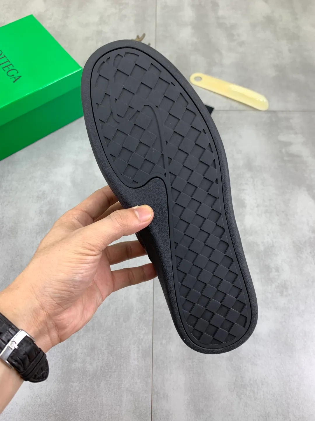 Men's shoes 💰P520 [New model] Water-dyed cow leather 💰High-quality business casual shoes 💎💎💎 BOTTEGA VENETA official website synchronizes the latest top version of BV in the market, accepts material comparison, shoe type comparison, process comparison, practical and textured, versatile and suitable for any occasion, the more you look at it, the more flavorful it becomes. Pure hand-woven craftsmanship - Upper material, hand-woven calfskin imported from Italy 🇮🇹 - High-quality water-dyed cowhide lining - Original private model customized outsole -Size: 39-45 Color: black or brown optional